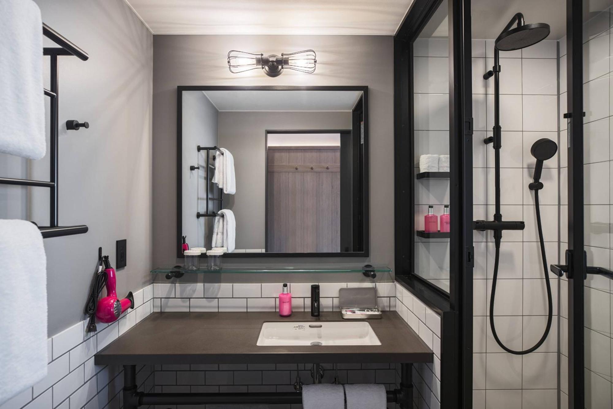 Отель Moxy Tokyo Kinshicho Экстерьер фото